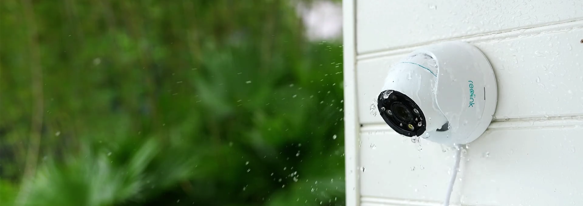 Reolink RLC-833A 4K Security IP Camera with Color Night Vision on external wall testing IP67 Weatherproofing in the rain