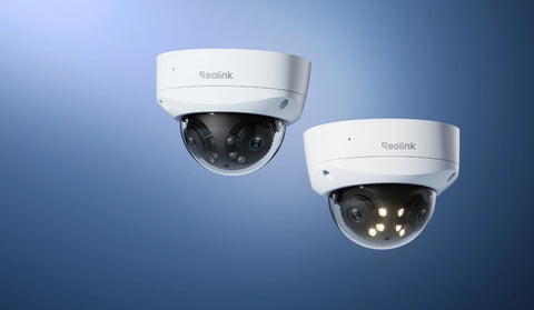 2 x Reolink Duo V3 cameras one with light off and one with the light on n a blue background