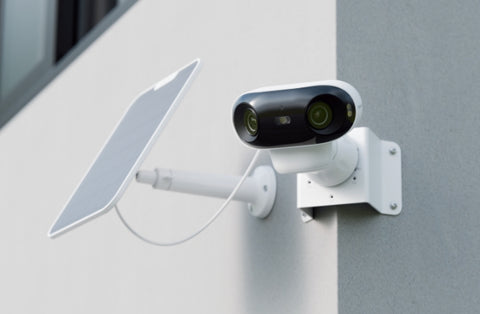 Reolink RLA-BKC1 Corner Mount Bracket mounted on external wall with dual lens reolink camera and white solar panel 2