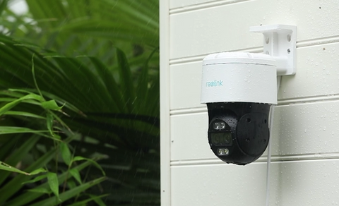 Reolink TrackMix PoE
4K Dual-Lens PTZ Camera with Motion Tracking displaying IP66 weatherproofing in the rain