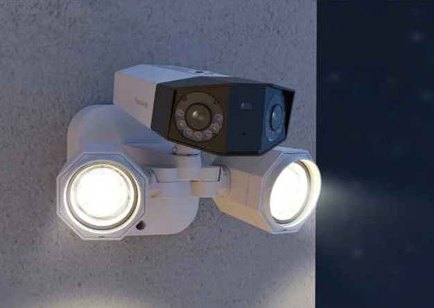 Reolink duo floodlight poe on external wall at night with light on