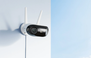 Reolink Elite WIFI Wireless camera with antennas on a light blue background