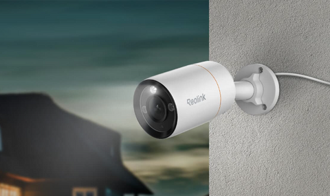 Reolink RLC-1212A
Intelligent 12MP PoE Camera with Powerful Spotlight at night with spotlight on